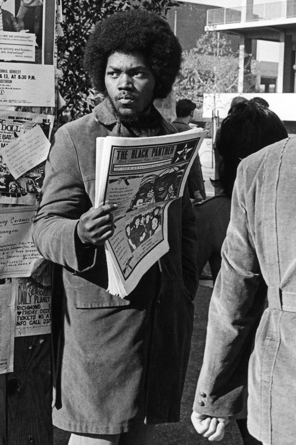 Notícias dos Panteras Negras na Califórnia, Estados Unidos, 1974 - um membro do Partido dos Panteras Negras segura o jornal The Black Panther Black Community News service (Foto: Getty Images)