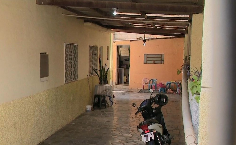 Casa onde o crime aconteceu, em Cachoeiro de Itapemirim — Foto: Reprodução/TV Gazeta