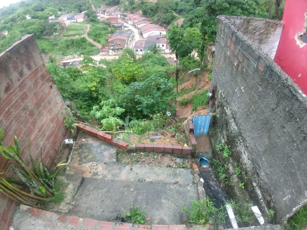 Casa que desabou no São Jorge, em Maceió, fica ao lado de cratera — Foto: Josivan Silva