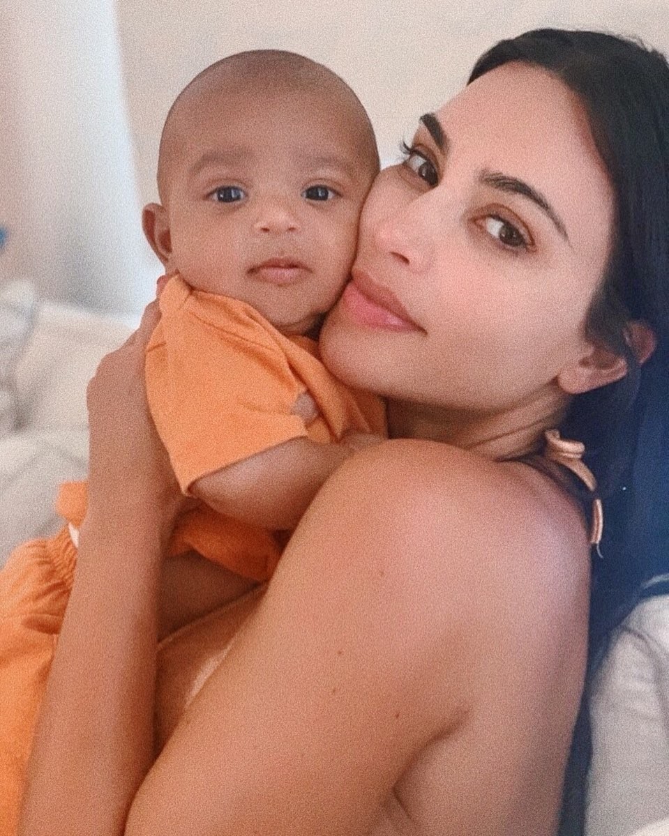 Kim Kardashian posta foto rara do filho mais novo Psalm (Foto: Reprodução/Instagram)