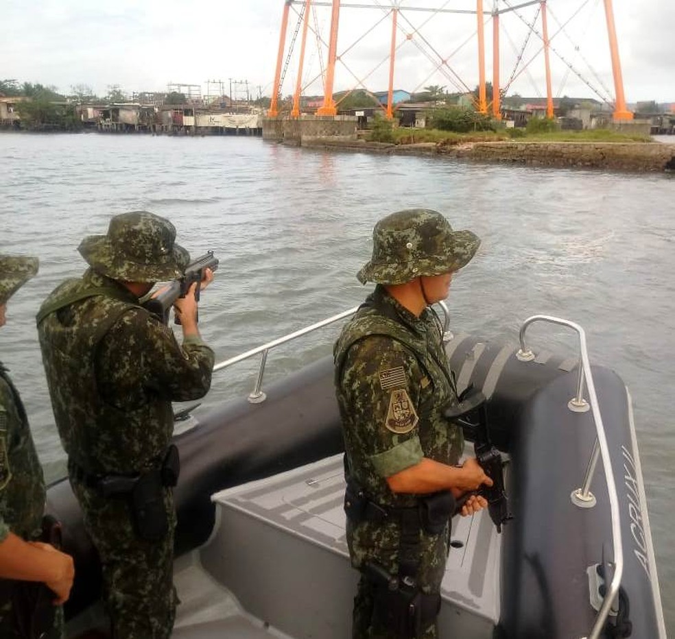 Policiais militares ambientais realizam cerco pelo mar em comunidade de Guarujá, SP — Foto: G1 Santos
