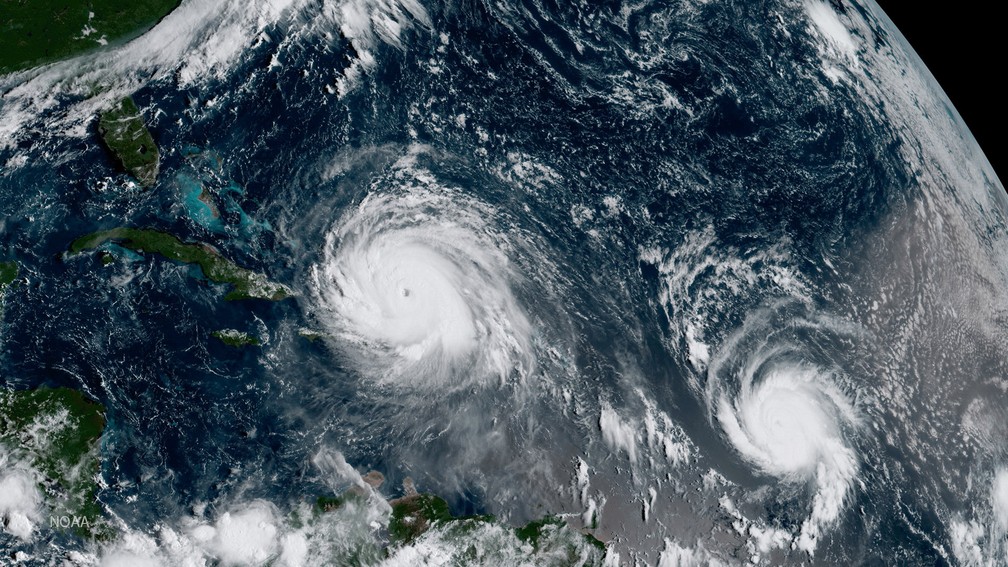 Imagem de satélite mostra o furacão Irma (esquerda) e o furacão Jose no Oceano Atlântico (Foto: NOAA/Handout via REUTERS)