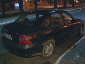 Carro usado por criminosos que roubaram dinamite de pedreira em Santa Bárbara d' Oeste (Foto: Reprodução/EPTV)