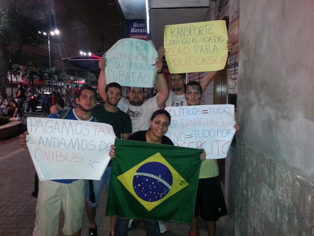 Grupo de manifestantes em Cubatão, SP (Foto: Ivair Vieira Jr/G1)