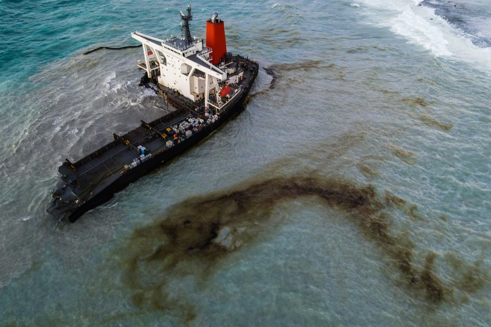 Uma mancha de óleo é vista ao lado do navio MV Wakashio que se partiu em duas partes perto do Blue Bay Marine Park, nas Ilhas Maurício — Foto: AFP