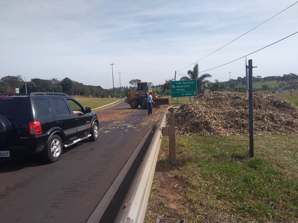 Caminhão tombou e carga de cana-de-açúcar ficou espalhada em rodovia de Cerqueira César (SP) — Foto: Rafael Honorato/TV TEM