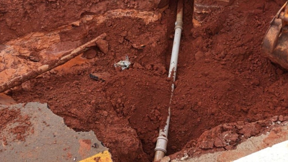 Via vai ficar interditada por tempo indeterminado até a conclusão do serviço para conserto de um cano que rompeu — Foto: Prefeitura de Itatinga/Divulgação