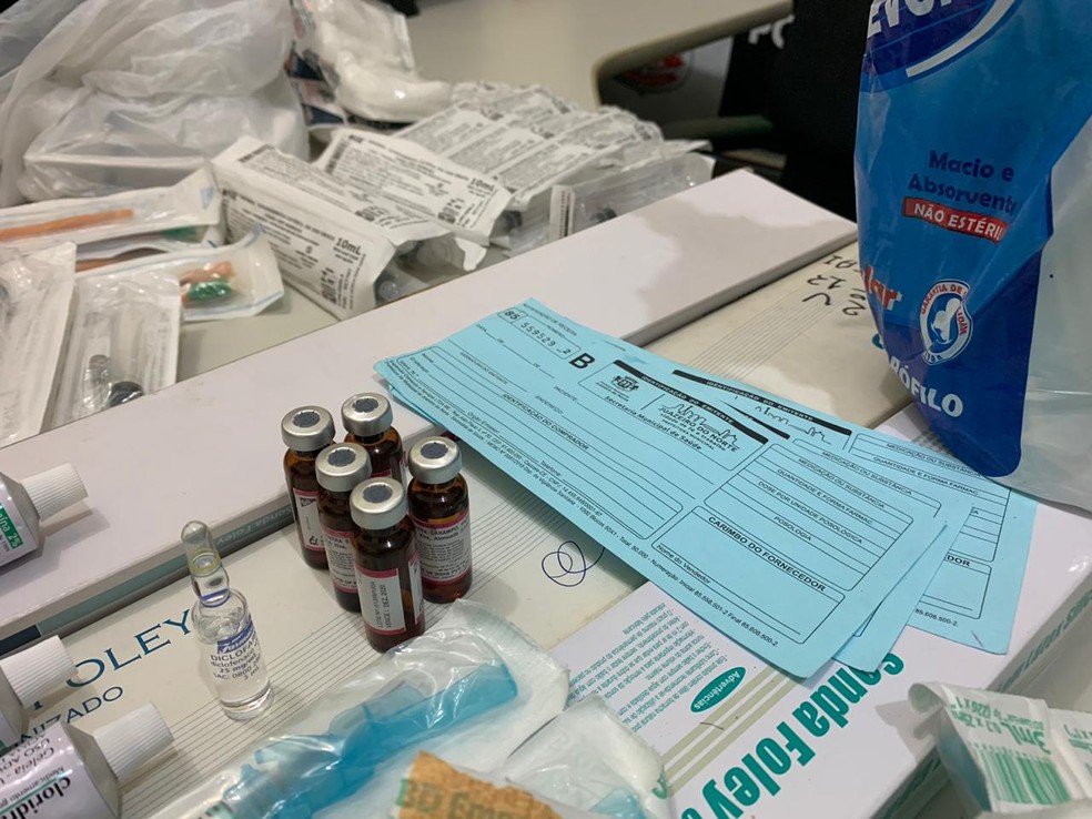 Material apreendido em casa de funcionária de posto suspeita de desviar vacinas e outros produtos em Juazeiro do Norte. — Foto: Edson Freitas/ SVM