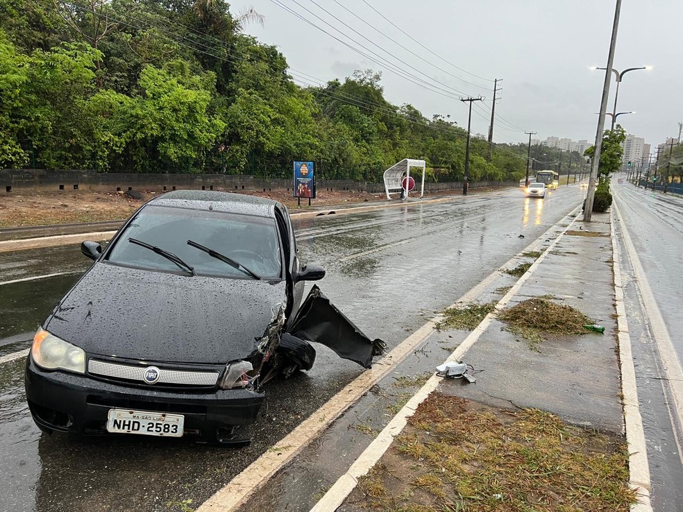 Acidente registrado na Avenida Jerônimo de Albuquerque, no Cohafuma. — Foto: Douglas Pinto / TV Mirante
