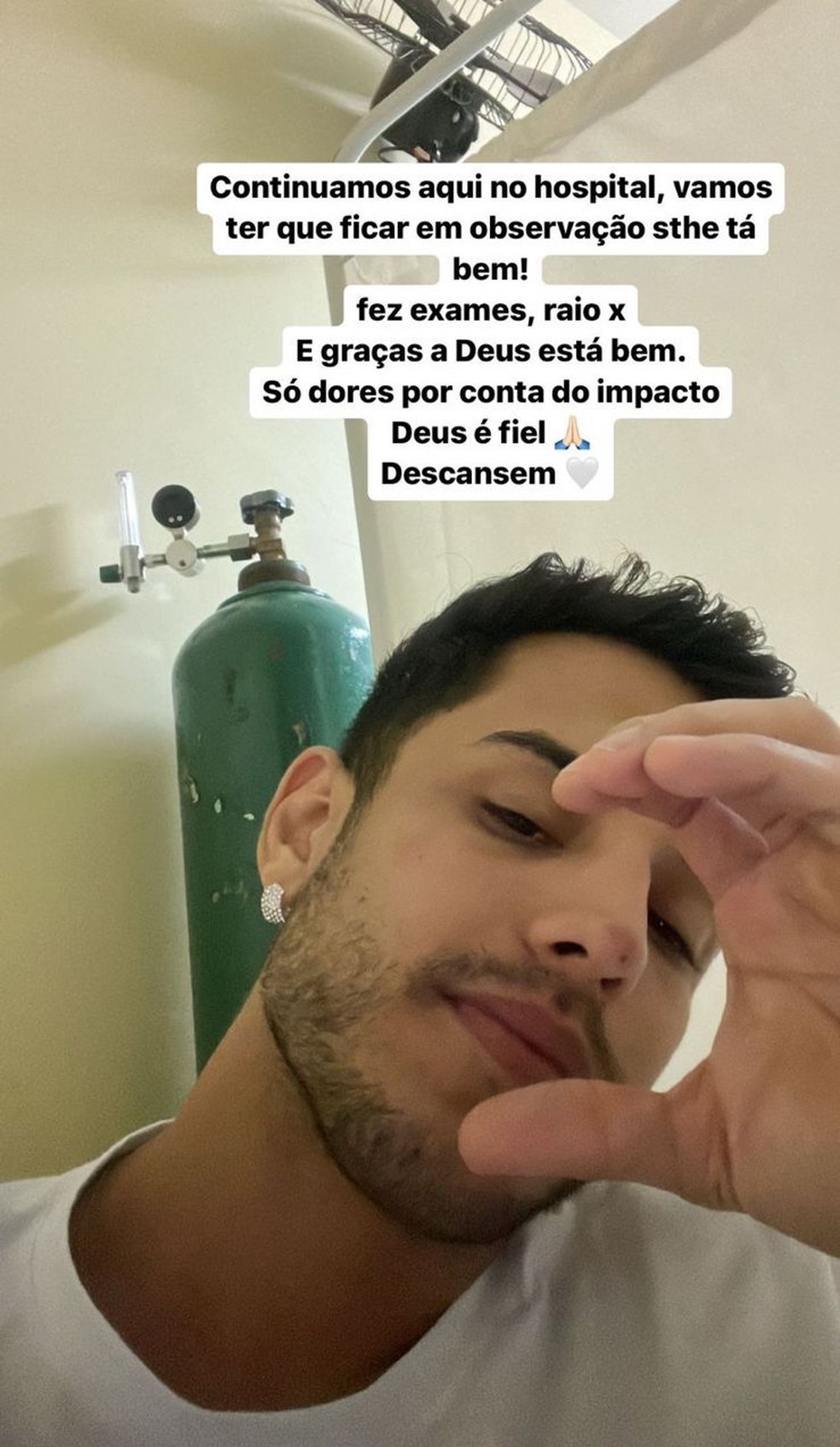 Kevi Jonny tranquiliza fãs após acidente  — Foto: Rede sociais 