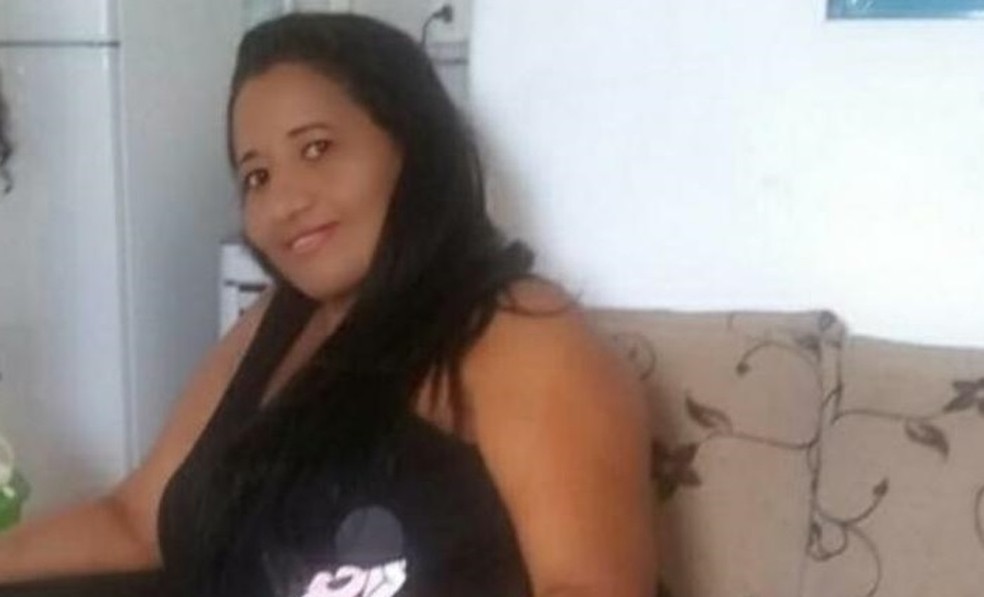 Isabel Ferreira Alves, de 37 anos, foi morta a facadas em casa, no DF — Foto: Arquivo pessoal