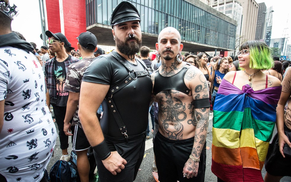 Bruno Farias e Gabriel Miranda na Parada LGBT (Foto: Fábio Tito/ G1)