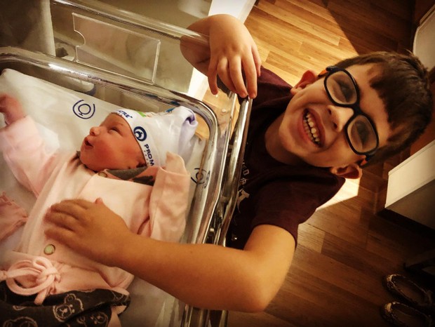 Tomaz, também filho de Mendel Bydlowski, com a irmã recém-nascida, Rebeca (Foto: Reprodução/Instagram)
