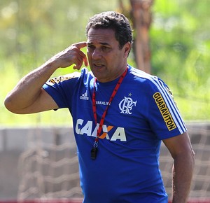 Em semana de Fla-Flu, técnico tricolor diz que saída de Luxa é passo atrás