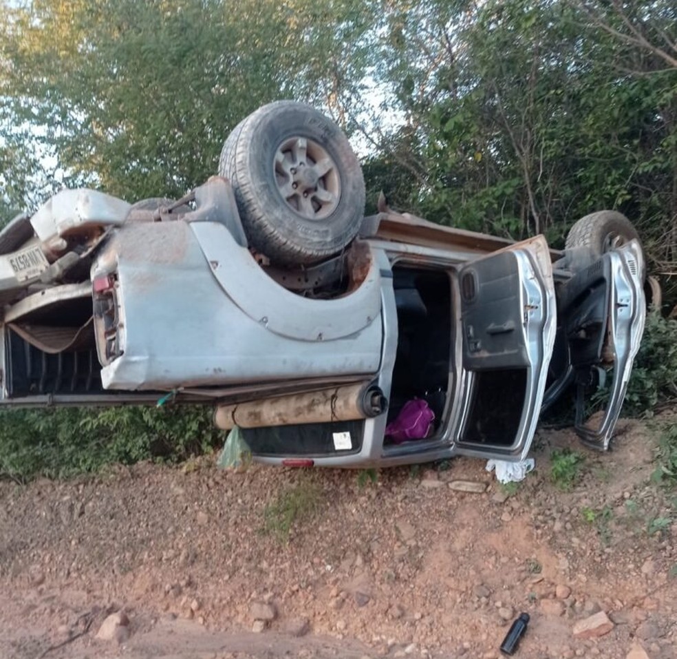 Filho morre a caminho do enterro da mãe, após caminhonete ser atingida por ônibus no Piauí — Foto: Divulgação