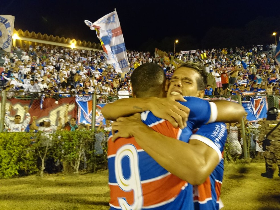 Torcida do Fortaleza faz a festa no Mário Helênio (Foto: Bruno Ribeiro)