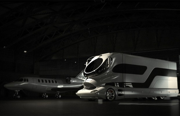 Só para milionários: o motorhome guardado na garagem, ao lado de um avião (Foto: Divulgação)