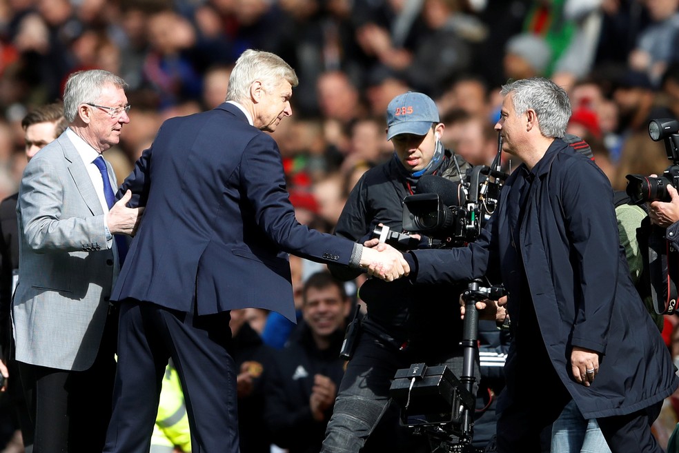 Aparentando Ã³tima saÃºde, Ferguson participou de homenagens a Arsene Wenger na semana passada em Old Trafford (Foto: Carl Recine / Reuters)