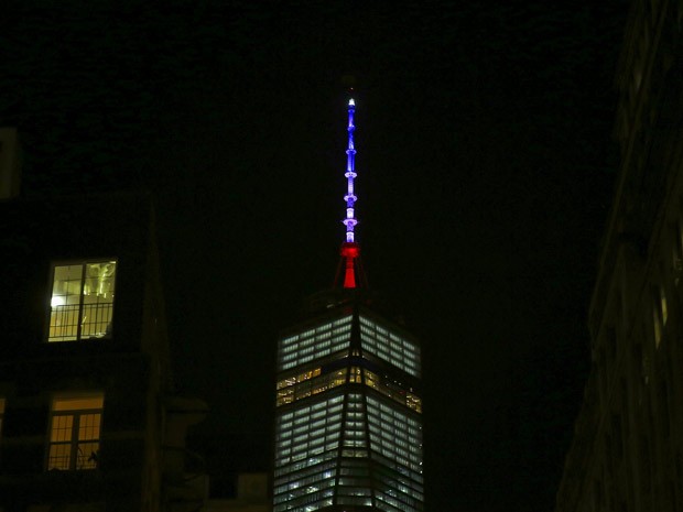  One World Trade Center, em Nova York, faz homenagem Às vítimas dos atentados em Paris (Foto: REUTERS/Carlo Allegri)