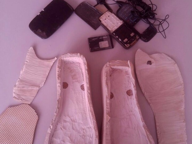 Três celulares foram encontrados escondidos nas sandálias da mulher que tentava visitar o preso nesta quarta-feira (25),em Fortaleza (Foto: Divulgação/Sejus)