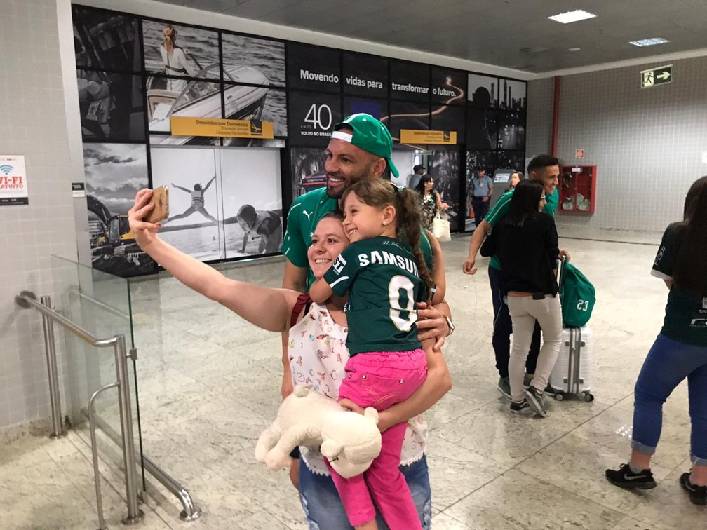 Chegada do elenco do Palmeiras em Curitiba — Foto: Felipe Zito