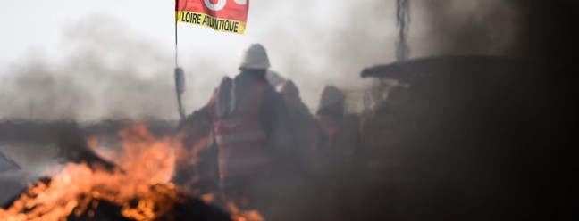 França vive protestos e greves contra a proposta de reforma da previdência desde o começo do ano — Foto: LOIC VENANCE/AFP