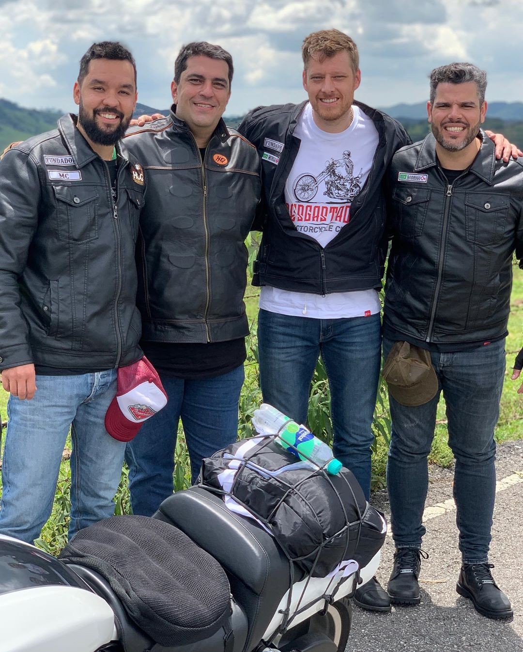 Jaque Carvalho e Murilo se aventuram na estrada em cima de motocicletas (Foto: Reprodução Instagram)