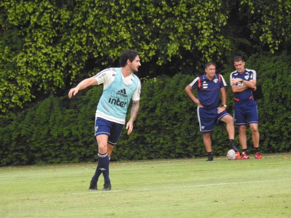Alexandre Pato Ã© observado por Cuca e Mancini durante treino â Foto: Marcelo Hazan