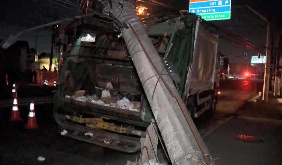 Segundo PM, poste foi colocado de forma errada e metade dele estava na pista — Foto: Reprodução/TV Gazeta
