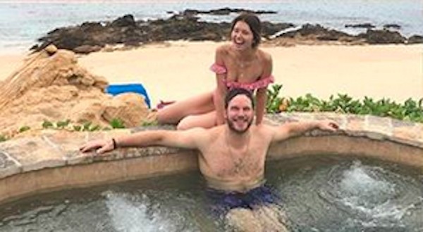 O ator Chris Pratt com a esposa, a influenciadora digital Katherine Schwarzenegger, curtindo a Lua de Mel dos dois no Havaí (Foto: Instagram)