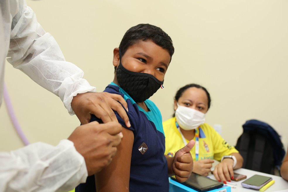 Menino recebe a vacina contra a Covid-19 em Manaus — Foto: Divulgação