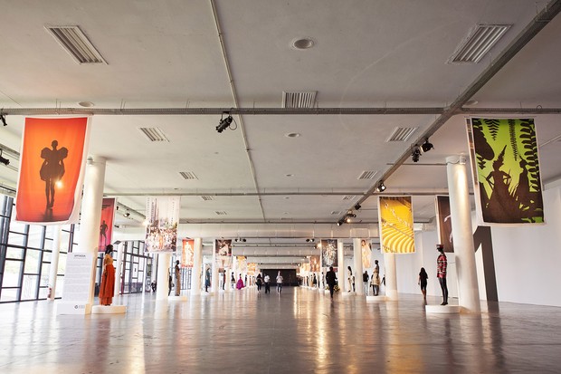 A exposição instalada no corredor principal do prédo da Bienal da tempoada de inverno 2016 do SPFW, que comemorou os 20 anos de evento (Foto: Marcelo Salvador)