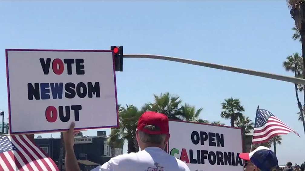 Manifestantes pedem reabertura da Califórnia e saída do governador Gavin Newson durante protesto contra isolamento em San Diego no domingo (26) — Foto: Kelly Neill via Reuters