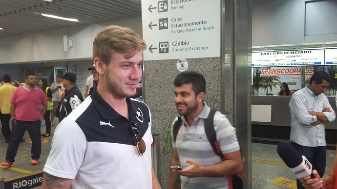Luís Henrique desembarca no Rio de Janeiro (Foto: Pedro Venancio)