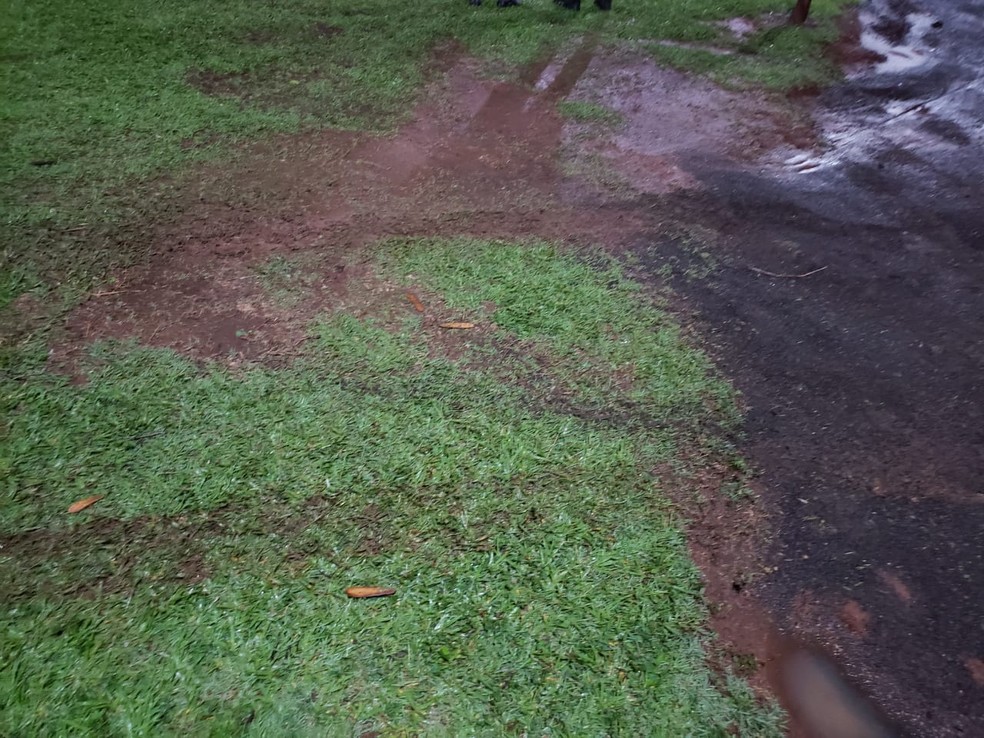 Motorista relatou aos bombeiros que a caminhonete aquaplanou em Ourinhos — Foto: Corpo de Bombeiros/Divulgação