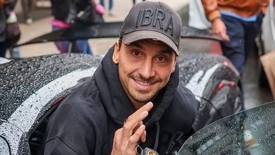 Ibrahimović faz 41 anos e se dá de presente duas Ferrari que somam R$ 13,5 milhões