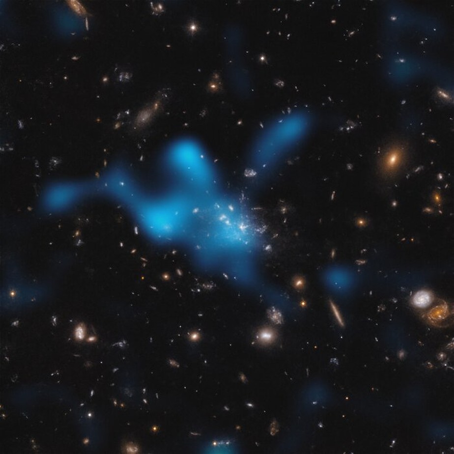 Imagem mostra o protoaglomerado em torno da galáxia Spiderweb (formalmente conhecida como MRC 1138-262) vista numa época em que o Universo tinha apenas 3 bilhões de anos