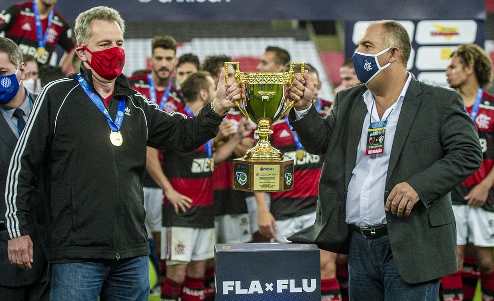 Braz com Landim na premia&ccedil;&atilde;o do Carioca &mdash; Foto: Marcelo Cortes/Flamengo