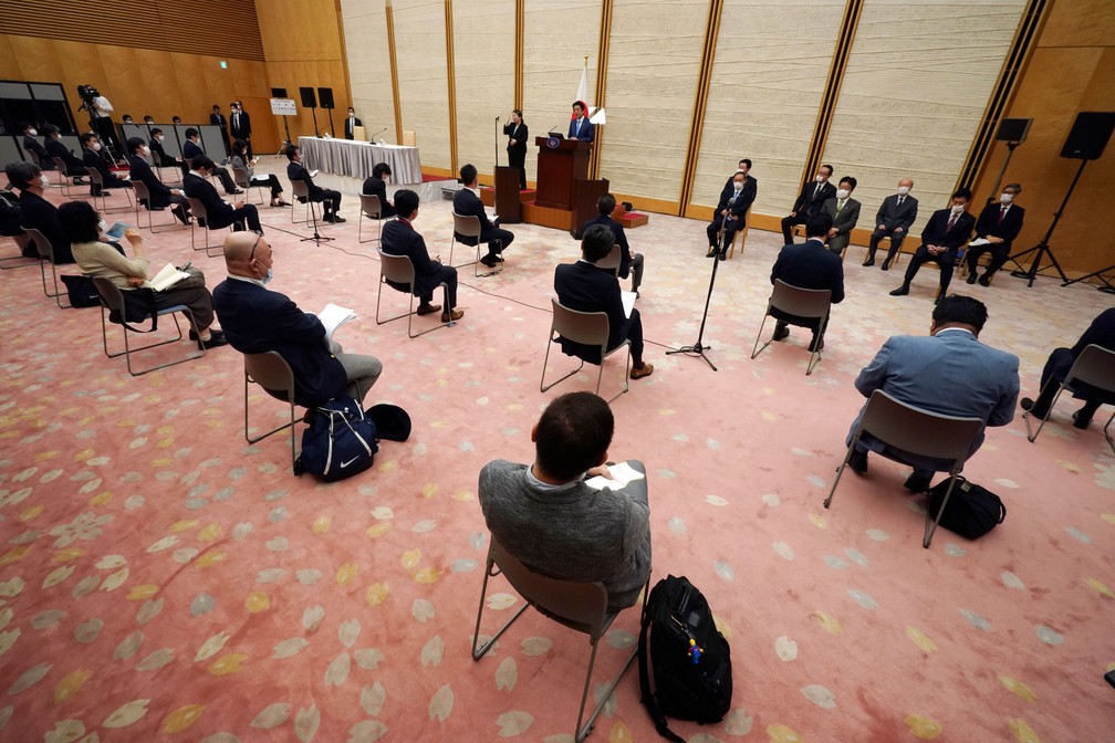 Primeiro-ministro japonês, Shinzo Abe, fala durante coletiva de imprensa em seu escritório do em Tóquio, nesta segunda-feira (4)   — Foto: Eugene Hoshiko / AFP