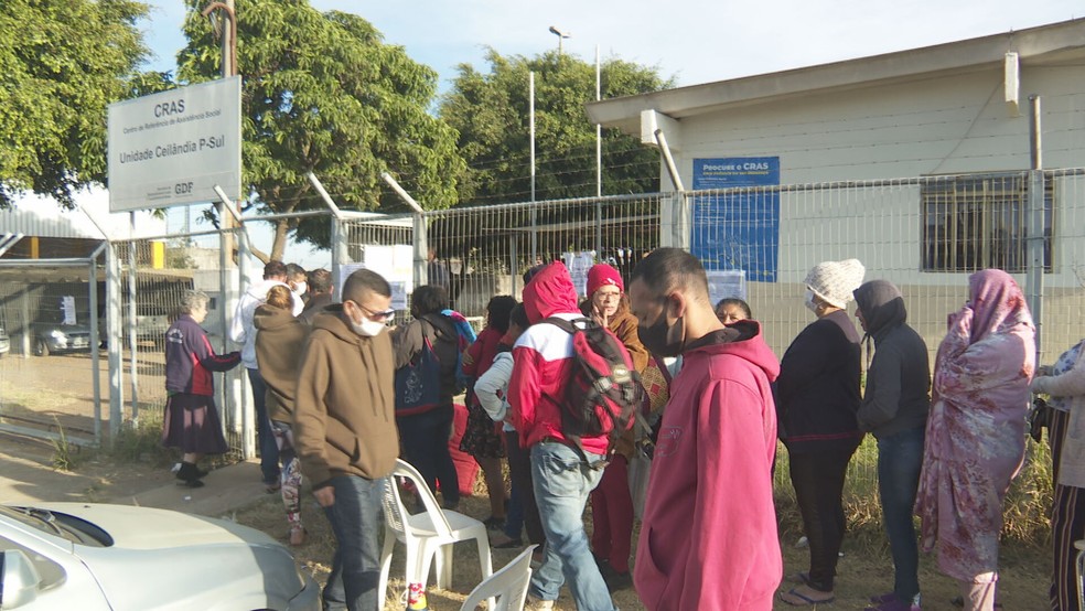 Fila em frente à unidade do Cras em Ceilândia, no DF — Foto: TV Globo/Reprodução