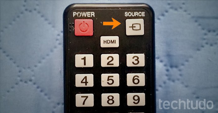 No controle da TV, busque as conectividades no botão "Source" (Foto: Barbara Mannara/TechTudo)