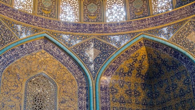 Os interiores da Grande Mesquita de Isfahan revelam a evolução arquitetônica desse tipo de construção no Irã (Foto: Getty Images via BBC News)