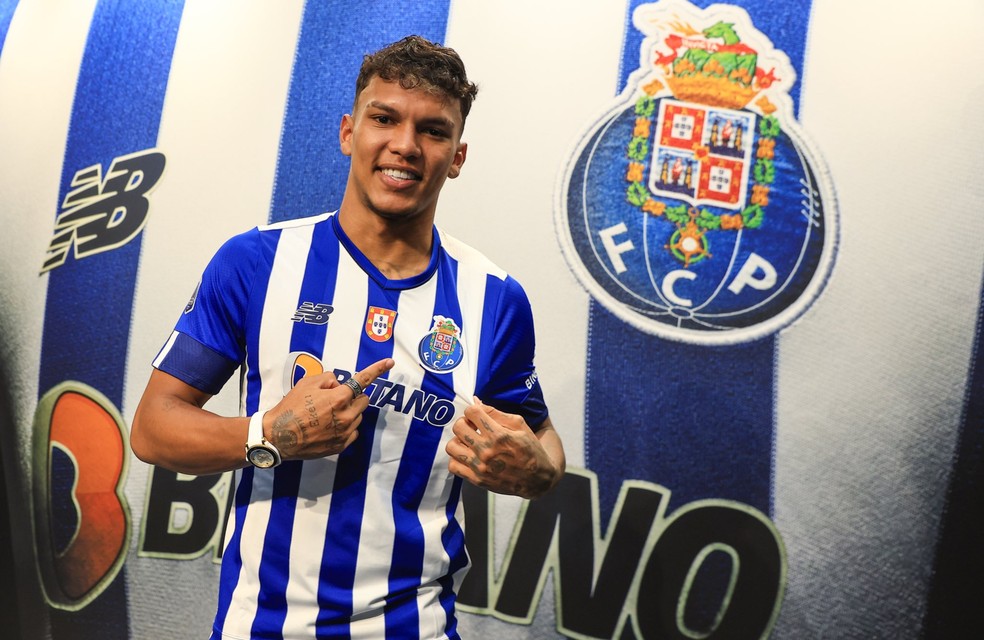 Gabriel Veron deixou o Palmeiras para defender o Porto, de Portugal  — Foto: Divulgação/Porto