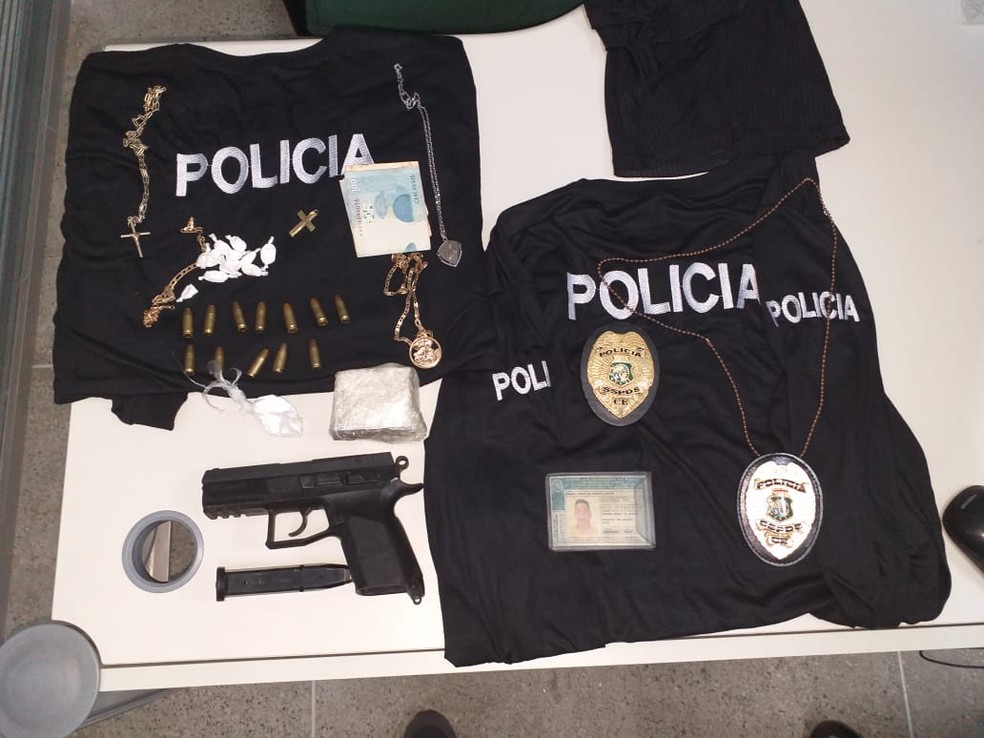 Manuel Amaro de Araújo Júnior utilizava uma arma, distintivo e blusas com os inscrito da Polícia Civil, a fim de extorquir traficantes. — Foto: Reprodução / Polícia Civil do Estado do Ceará