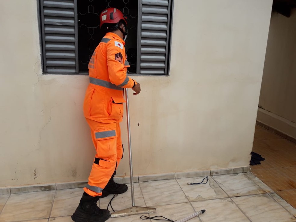Bebê de 11 meses fica preso dentro de residência após trancar porta em Ituiutaba