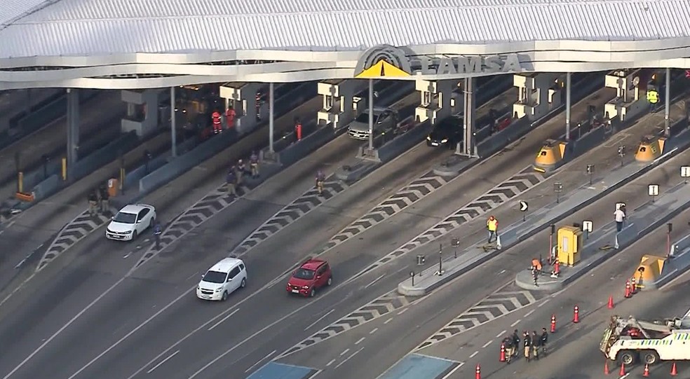 Imagem mostra o pedágio da Linha Amarela liberado nesta segunda-feira (28)  — Foto: Reprodução/ TV Globo