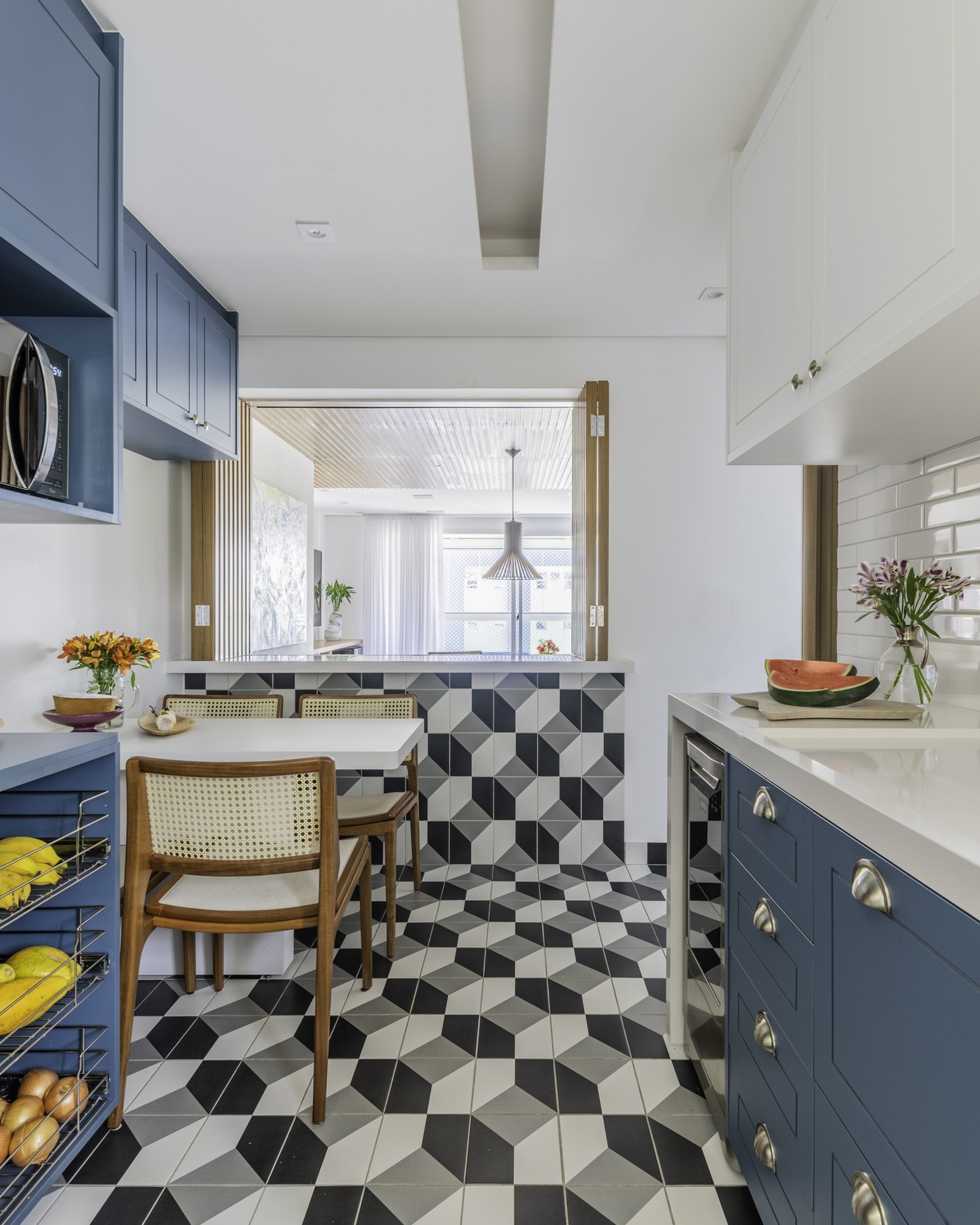 Décor do dia: cozinha com armários azuis tem mix de revestimentos (Foto: Guilherme Pucci)