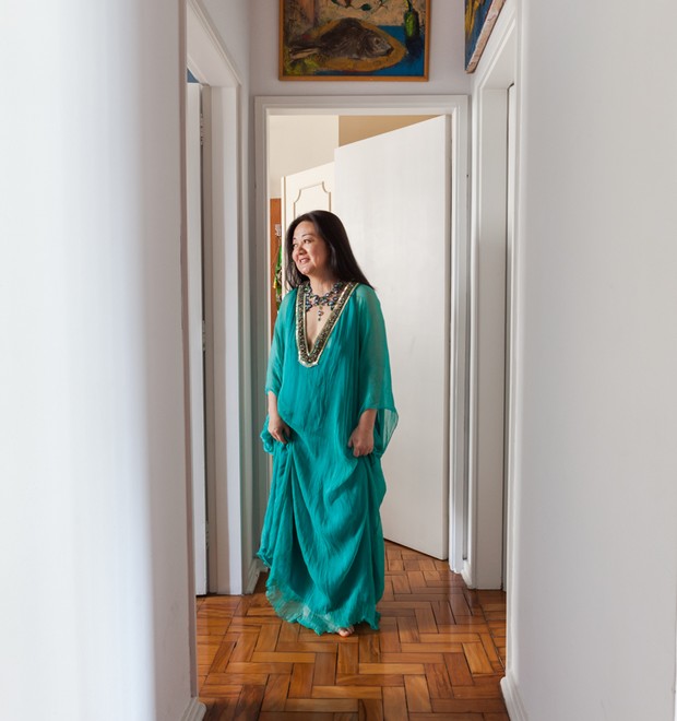 O vestido turquesa e as jóias mostram a paixão da moradora pelo mundo da moda (Foto: Lufe Gomes/Life by Lufe)
