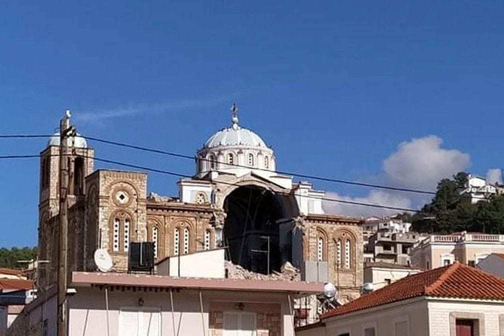 Igreja ortodoxa grega em Samos, na Grécia, parcialmente destruída após terremoto nesta sexta (30) — Foto: Samos24.gr via Reuters