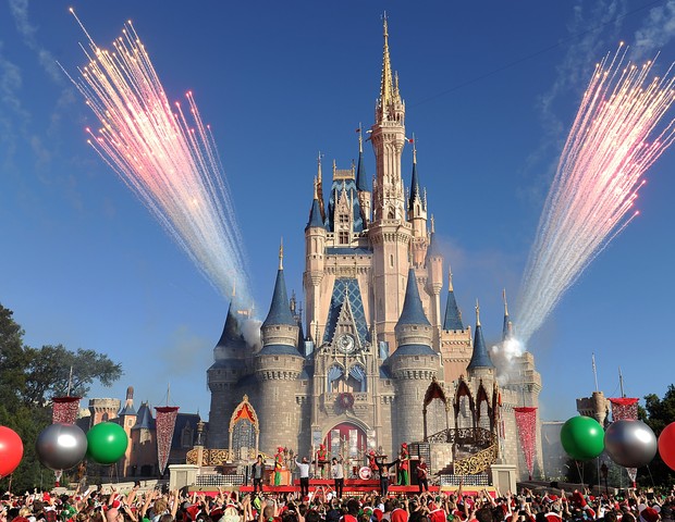LAKE BUENA VISTA, FL - DECEMBER 06:  In this handout photo provided by Disney Parks, English-Irish boy band The Wanted performs "Santa Claus is Coming To Town" while taping the Disney Parks Christmas Day Parade TV special December 6, 2013 at the Magic Kin (Foto: Getty Images)